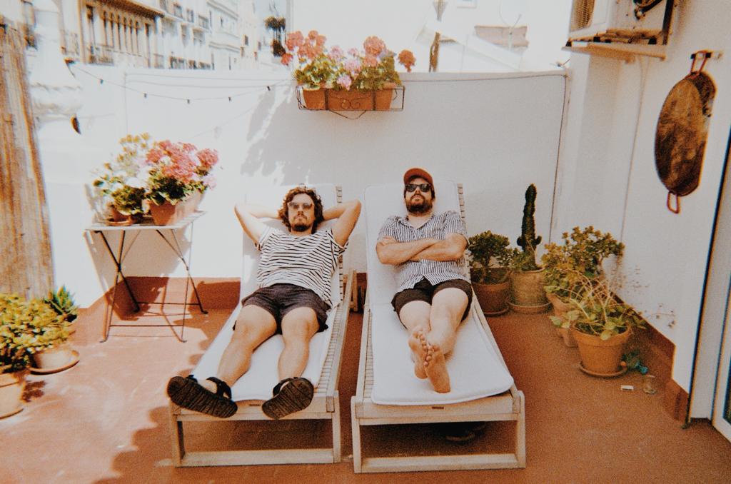 Los dos integrantes de L’Últim Europeu descansando en una terraza