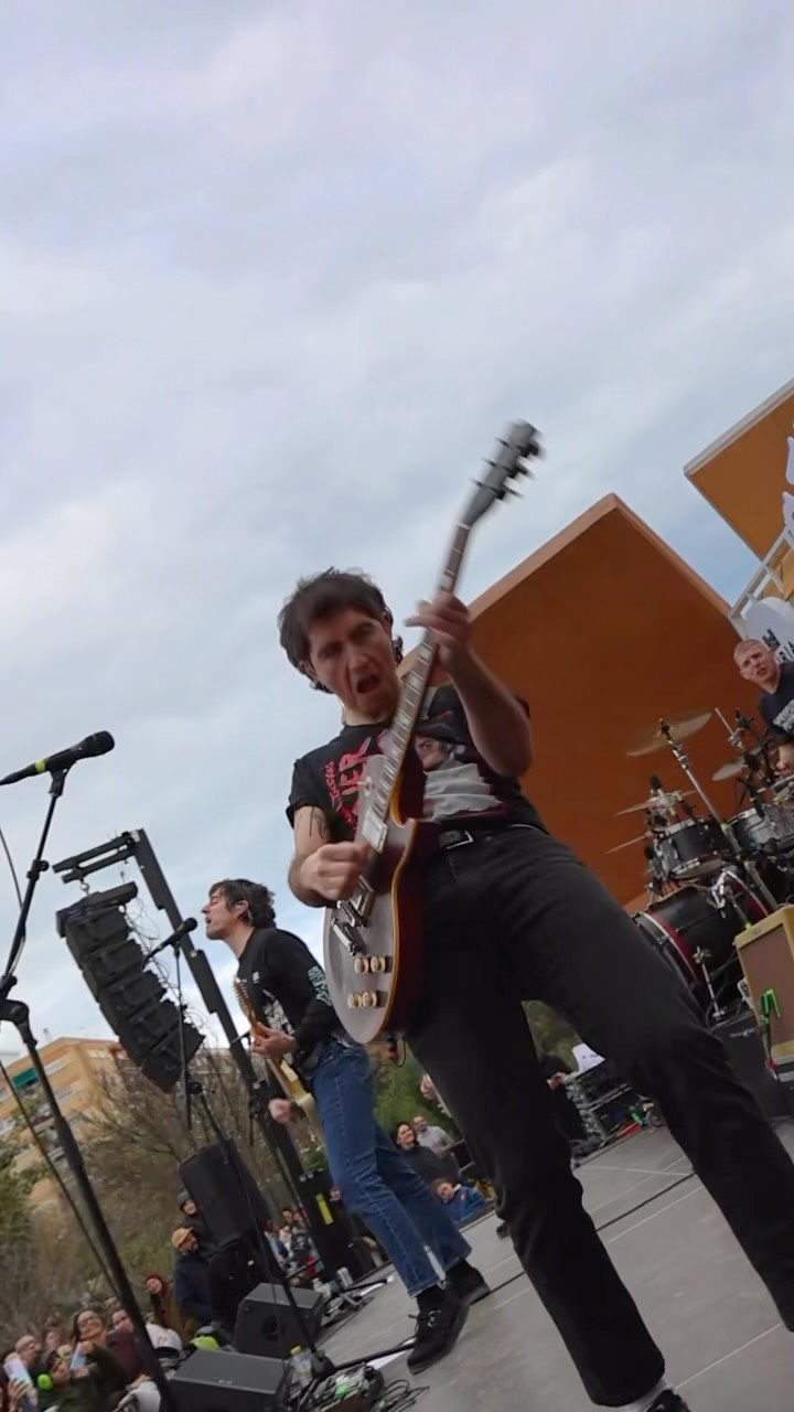 Público levantando las manos durante un concierto de Serialparc