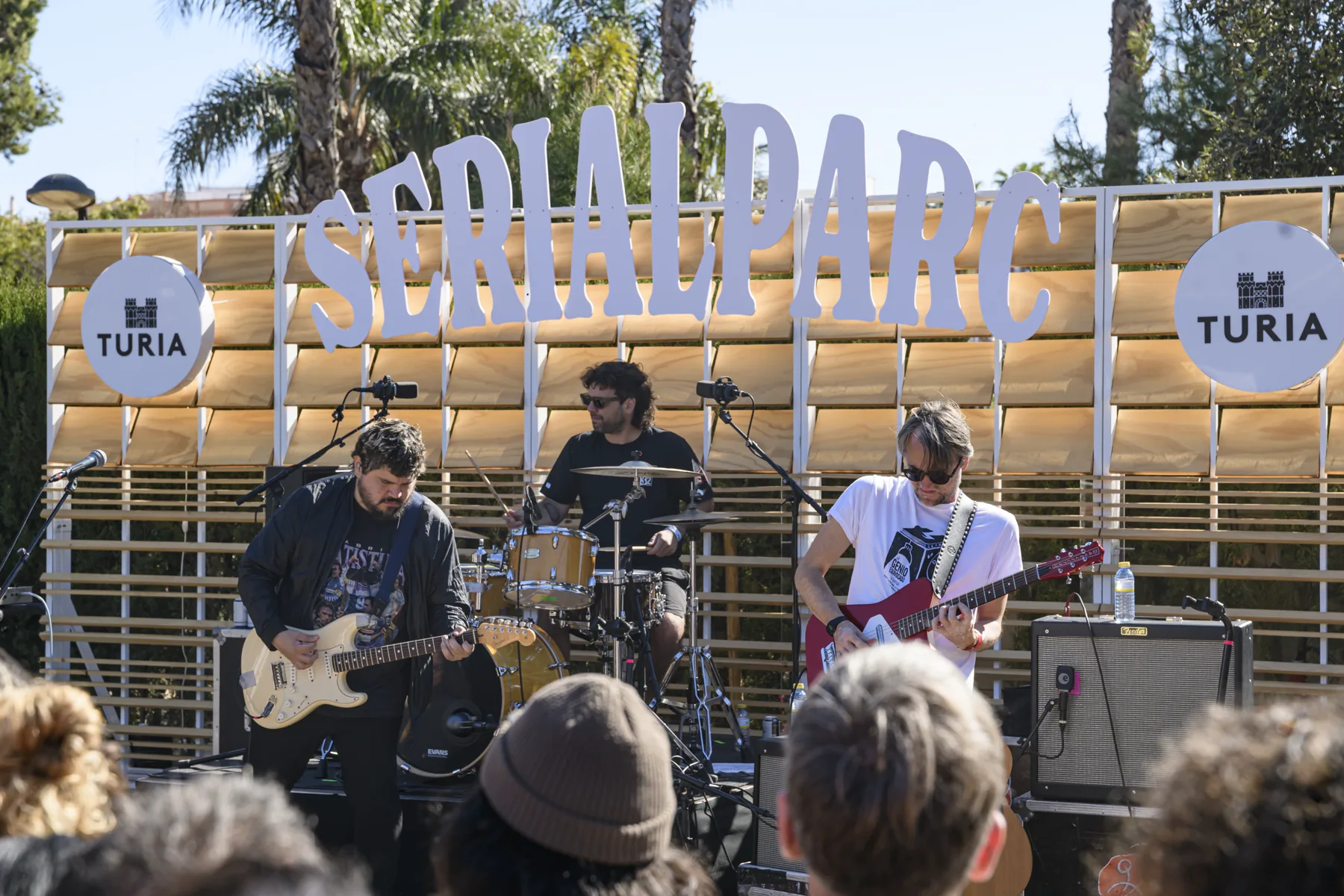Banda actuando ante el público de Serialparc